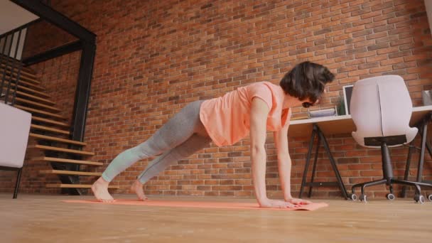 Adulte femme en appartement sport et bien-être — Video