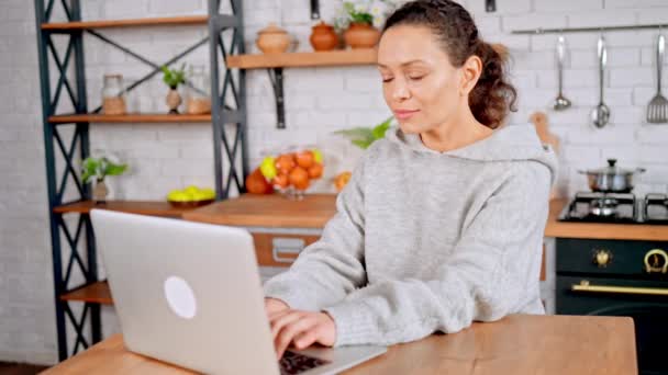 Atraente feminino bate-papo online no apartamento — Vídeo de Stock