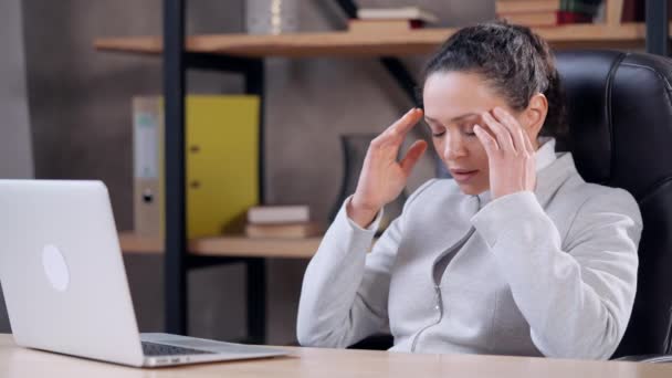 Donna d'affari esausta alla fine della giornata lavorativa — Video Stock