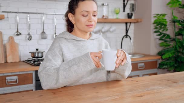 Morena desfrutar de chá no apartamento — Vídeo de Stock