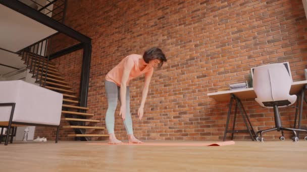 Adulte femme faire du yoga dans l'appartement — Video