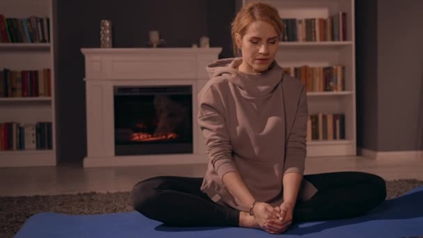 Középkorú női meditáció otthon — Stock videók