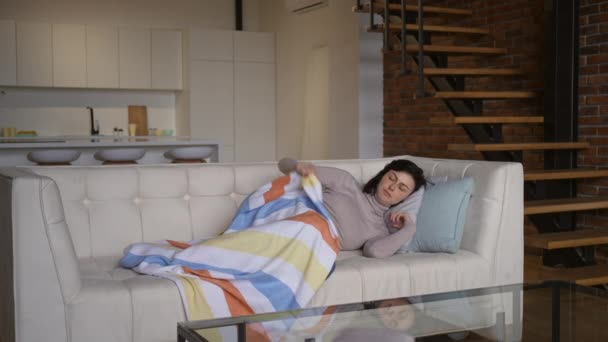 Mujer despierta en el sofá — Vídeos de Stock
