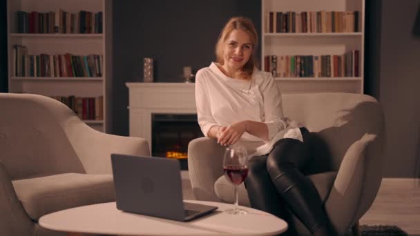 Blank volwassen vrouw poseren in woonkamer — Stockvideo