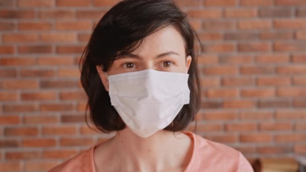 Femmina caucasica in maschera protettiva — Video Stock