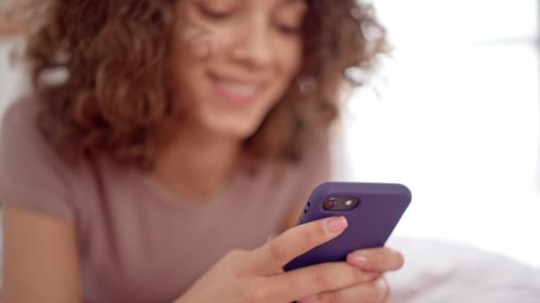 Akıllı telefon kullanan odak dışı kadın — Stok video