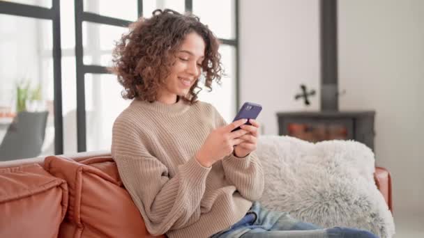 Šťastný ženské použití mobilní v bytě — Stock video