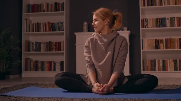 Glad kvinna meditera hemma — Stockvideo