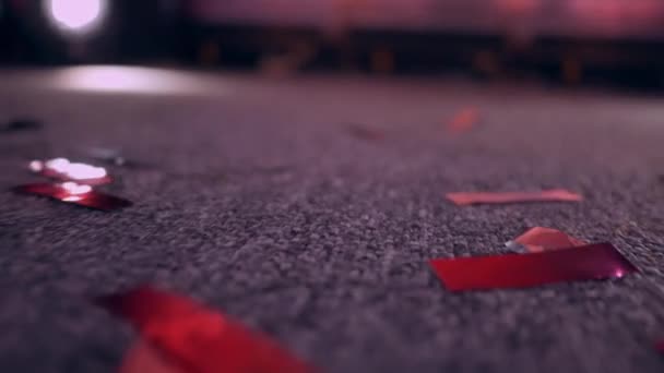 Heureux célébration tomber confettis — Video