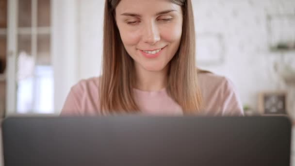 컴퓨터를 집에서 사용하는 웃는 여성 — 비디오