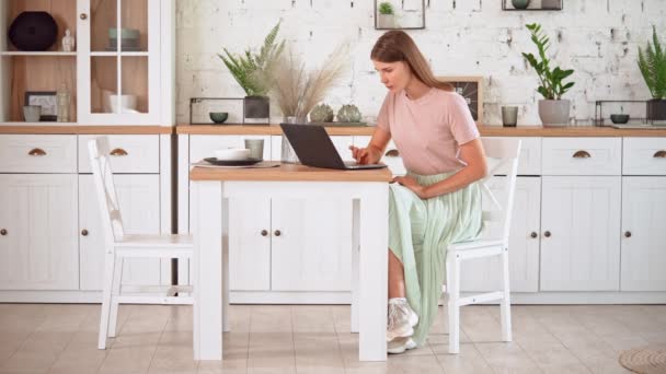 Estudio femenino en línea en piso — Vídeo de stock