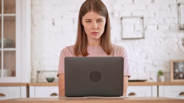 Femminile amichevole utilizzando il computer in appartamento — Video Stock