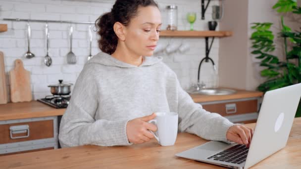 Kvinna söka på internet dricka kaffe — Stockvideo