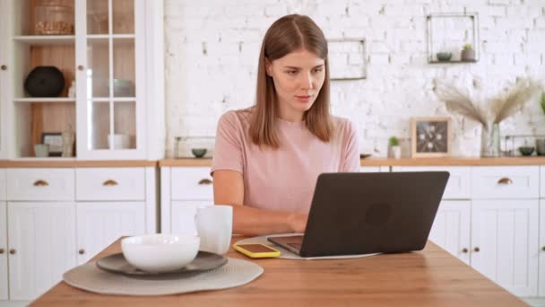 Junge Frau benutzt Computer in Wohnung — Stockvideo