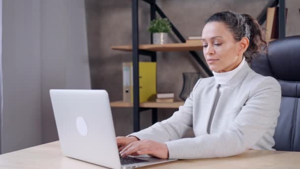 Жінка в робочому просторі за допомогою комп'ютера — стокове відео