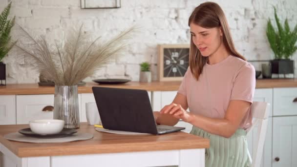 Studi online wanita di flat — Stok Video