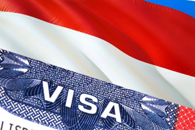 Arka planda Yemen bayrağı olan Yemen Vize Belgesi. Pasaportunda ABD vizesi damgası olan Yemen bayrağı. Vize damgası Yemen iş yerleri. Göçmenlik ve göç oranı.