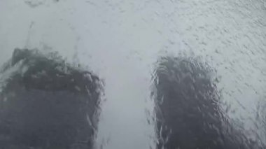 Şehir yağmurlu. Cama vuran yağmur, sağanak yağış. Gri bulutlar. Yağmurlu havada akşam şehri. Gök gürültülü bulutlar. Yaz yağmuru. Su Damlaları pencereyi takip ediyor