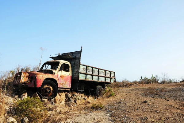 Camion abbandonato arrugginito — Foto Stock