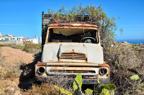 Camion abbandonato arrugginito — Foto Stock