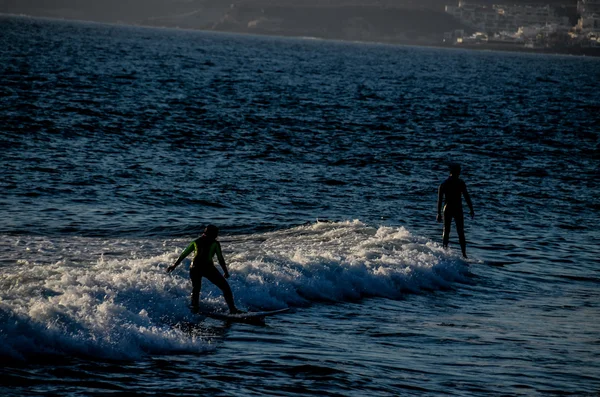 Silhouet Surfer bij zonsondergang — Stockfoto