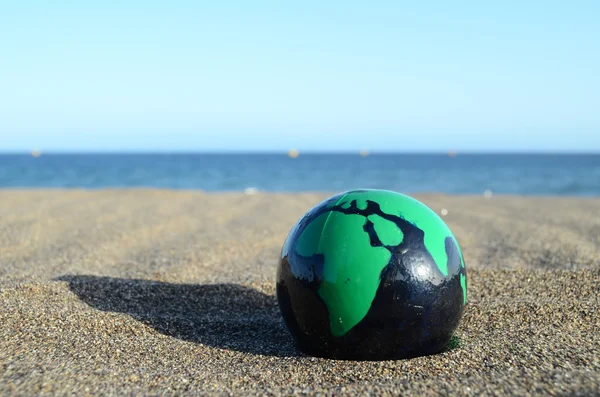 Globe jorden på stranden — Stockfoto