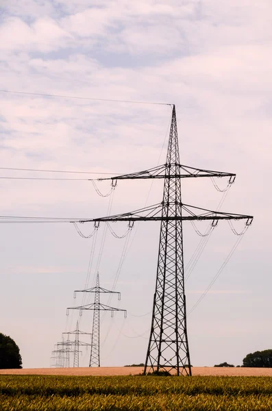 Hoogspanning elektrische transmissietoren — Stockfoto