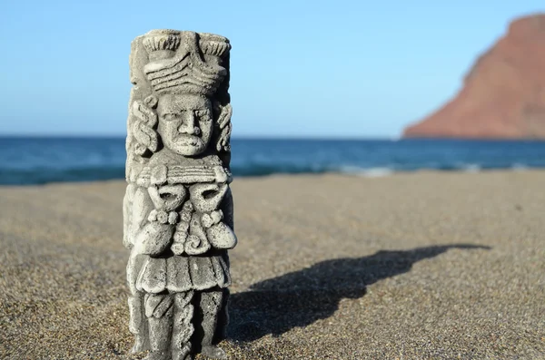 Antigua estatua maya en la playa de arena —  Fotos de Stock