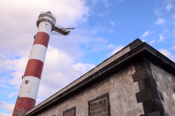 Rode en witte vuurtoren — Stockfoto