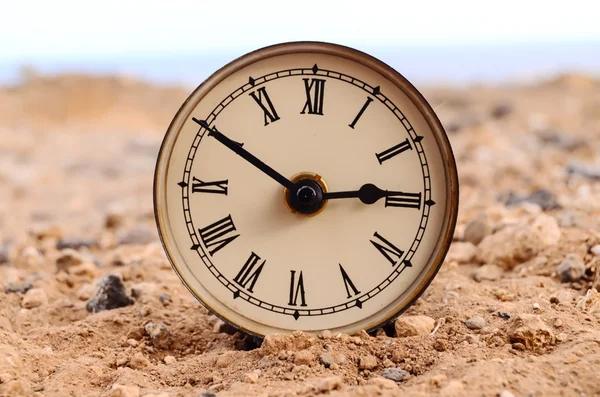 经典的模拟时钟，在沙子里 — 图库照片