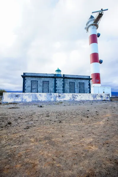 Rode en witte vuurtoren — Stockfoto