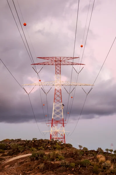 Torre di trasmissione elettrica ad alta tensione — Foto Stock