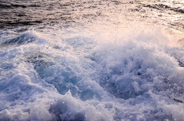 Onde forti che si infrangono sulla costa vulcanica — Foto Stock