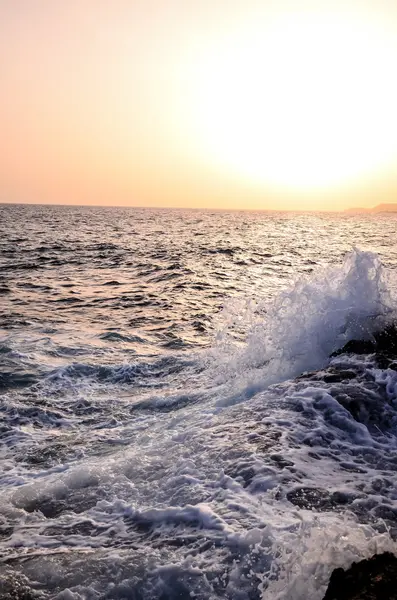 Onde forti che si infrangono sulla costa vulcanica — Foto Stock