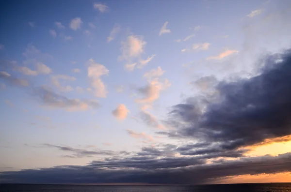 Kleurrijke wolken bij zonsondergang — Stockfoto