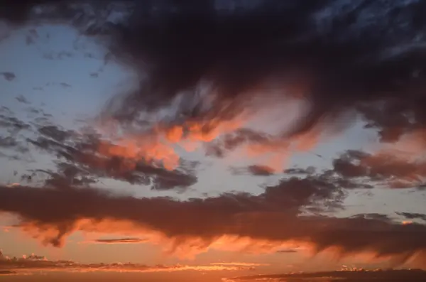 Kleurrijke wolken bij zonsondergang — Stockfoto