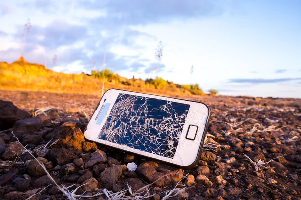 Белый смартфон со сломанным дисплеем — стоковое фото