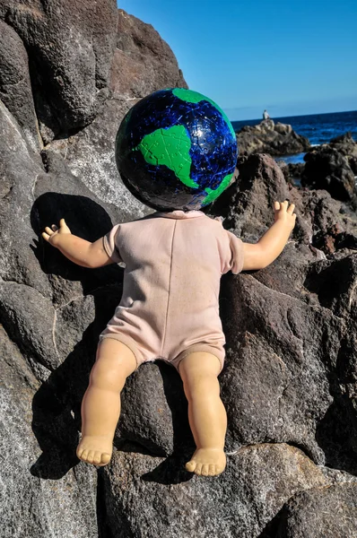 Vintage Oude Doll met een Globe — Stockfoto