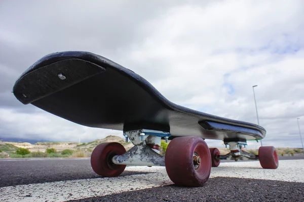 Vintage tarzı longboard siyah kaykay — Stok fotoğraf