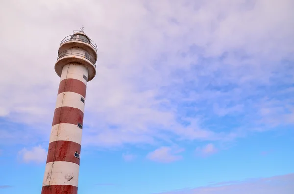 Hoge vuurtoren in de buurt van de kust — Stockfoto