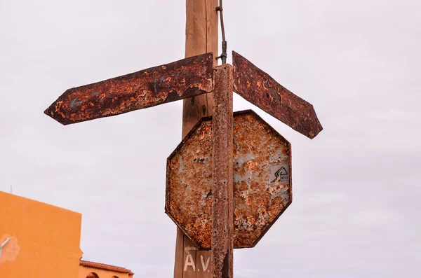 Starodawny stary znak drogowy Rusty — Zdjęcie stockowe