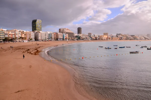 Praia tropical perto da cidade — Fotografia de Stock