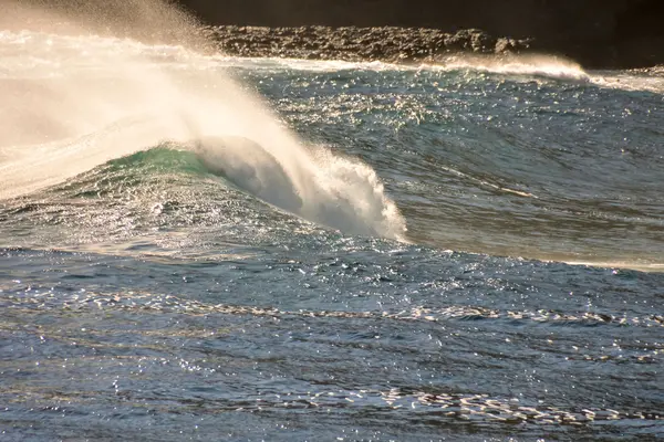 Grande onda nell'oceano — Foto Stock