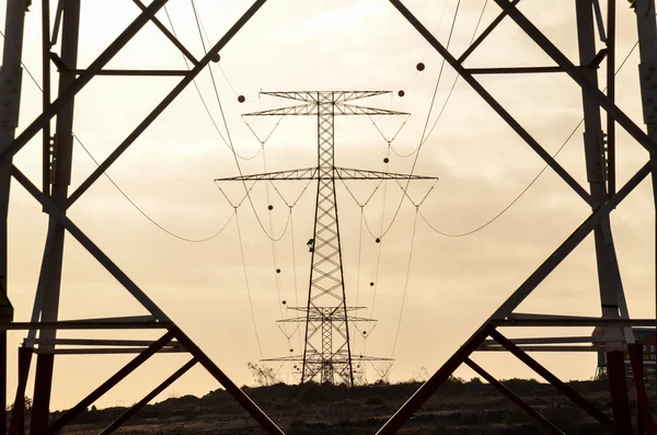Turn de transmisie electrică de înaltă tensiune — Fotografie, imagine de stoc