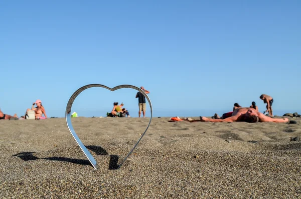 Serce na plaży piaskowej — Zdjęcie stockowe