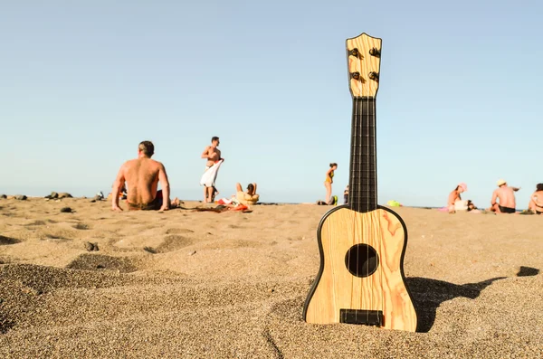 Gitaar op het zandstrand — Stockfoto