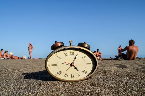 Reloj en la playa de arena —  Fotos de Stock