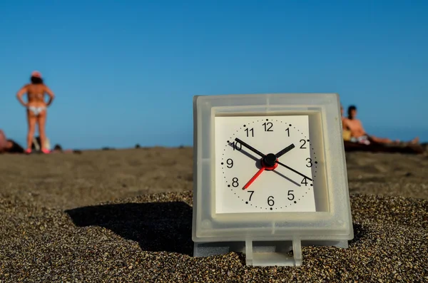 Reloj en la playa de arena — Foto de Stock