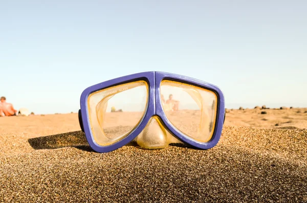 Máscara de buceo en la playa de arena — Foto de Stock