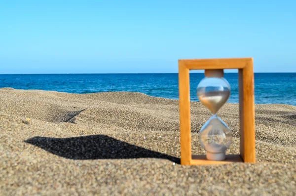 Horloge sablier sur la plage de sable — Photo